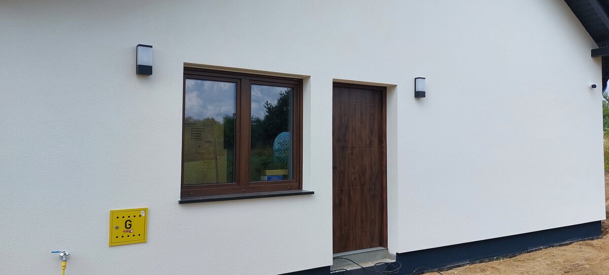 Kinkiety LED na elewacji domu